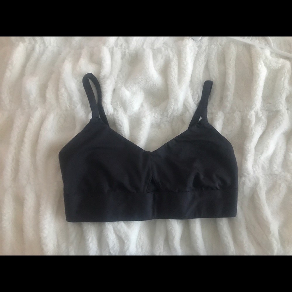 Fabletics Cross-Back Sports Bra w Triangle Cut Out